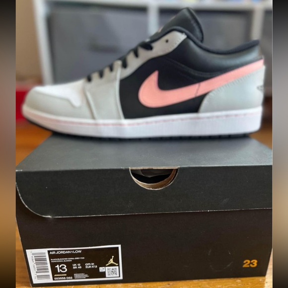 Air Jordan 1 Low - Picture 2 of 3